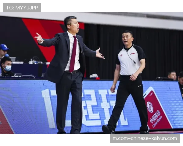 山东翻译薛飞进场不当举动被罚 教练团队情绪管理问题凸显